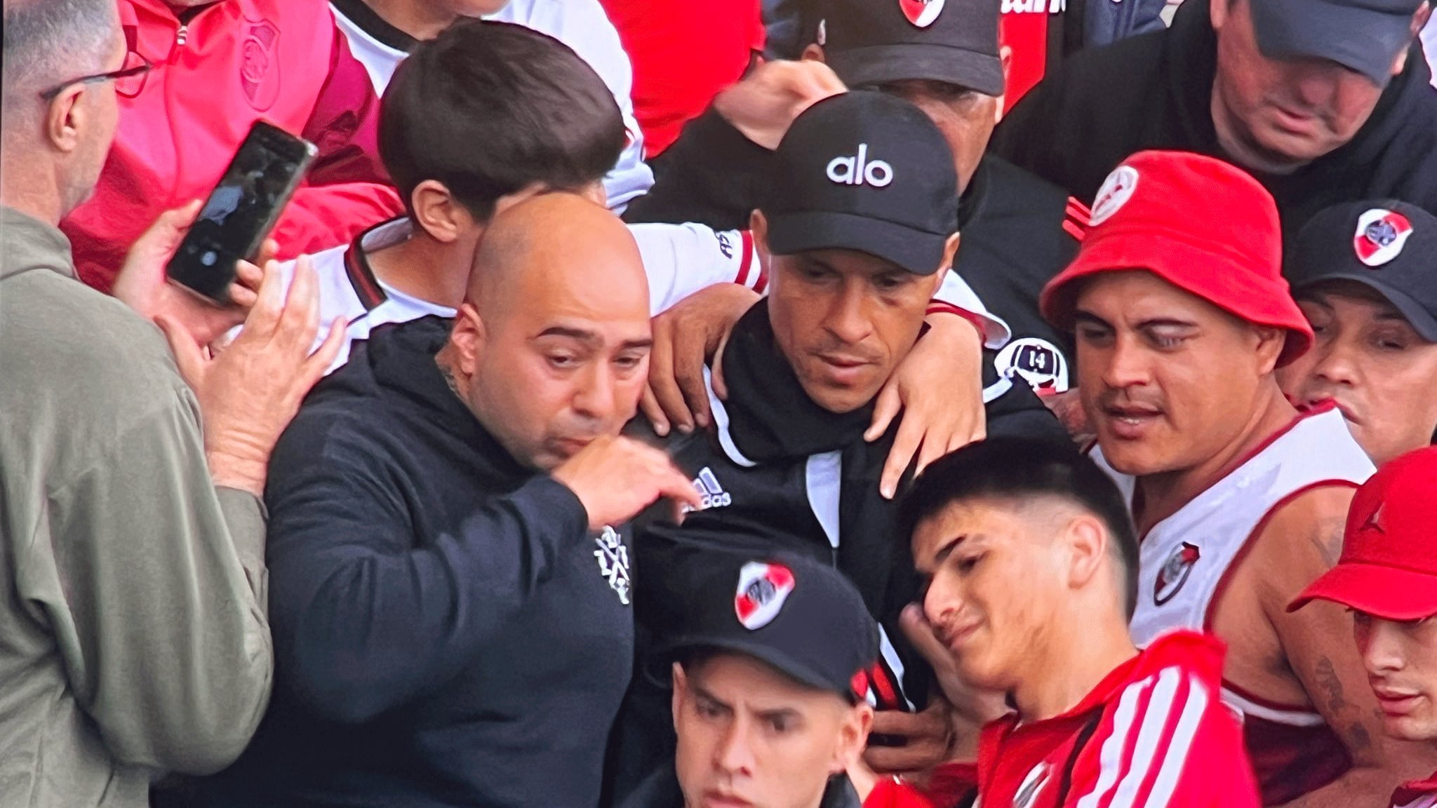 Enzo Pérez junto a los hinchas