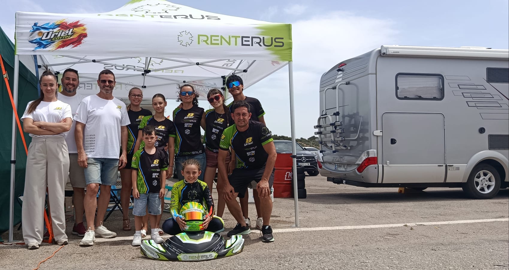 Uriel con su equipo de competición y los representantes de su principal sponsor. Ahora pasará a correr bajo el ala de KRS, la escuadra de la academia de Fernando Alonso