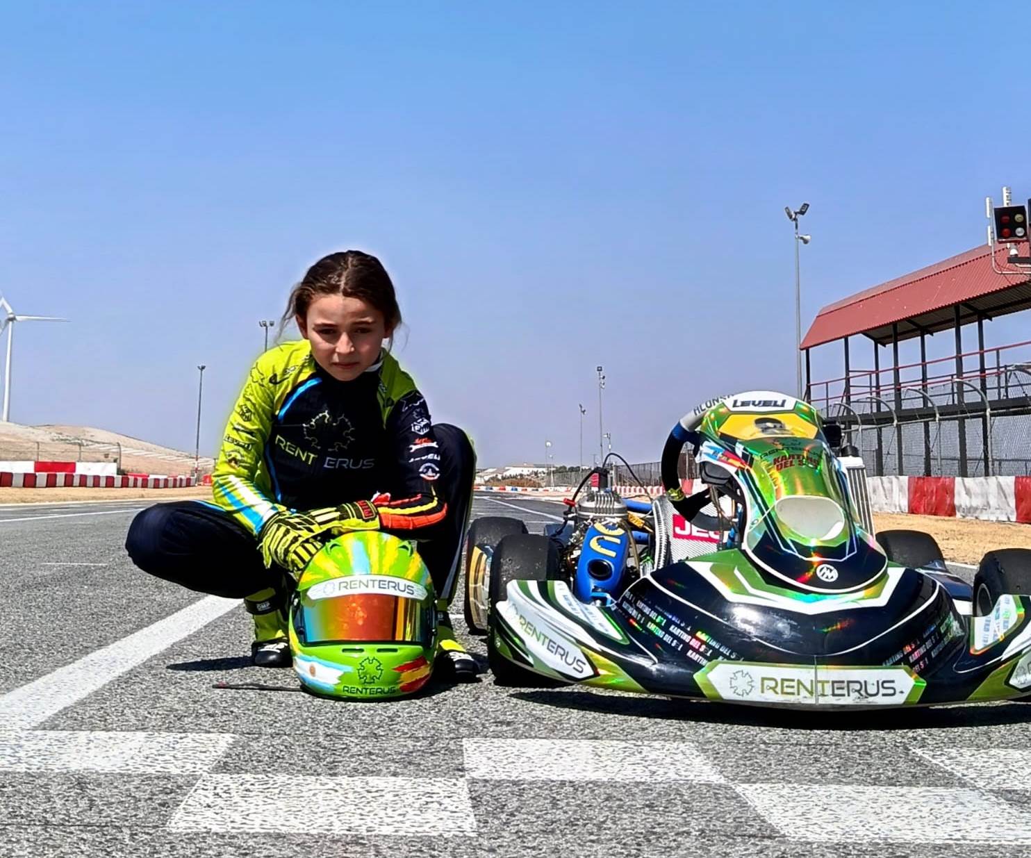 Uriel Cottini nació en Argentina, pero a los pocos meses viajó a España con sus padres. Se crio allí, aunque quiere representa a nuestro país. En su casco tiene las dos banderas