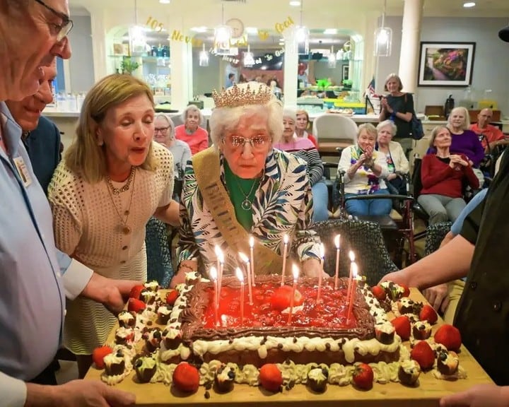 Anna Decanini, ítaloamericana que acaba de apagar 105 velitas en la residencia Brightview on New Canaan, Connecticut (Ig: @brightviewseniorliving)