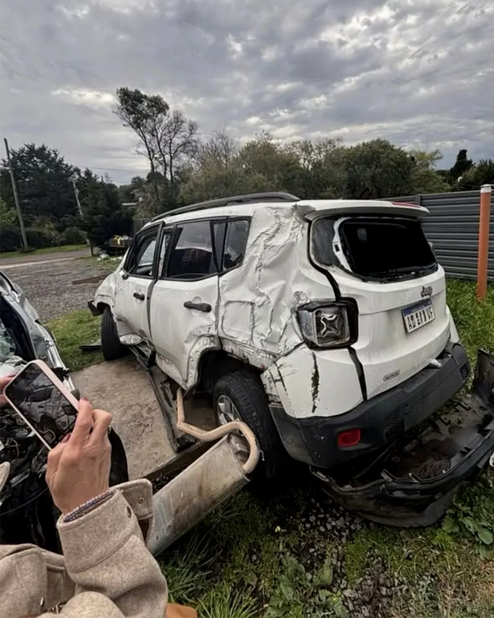 El conductor fue trasladado al hospital con una herida en la ceja, mientras que su acompañante no presentó heridas de gravedad (Fotos: El Dìa de Escobar)