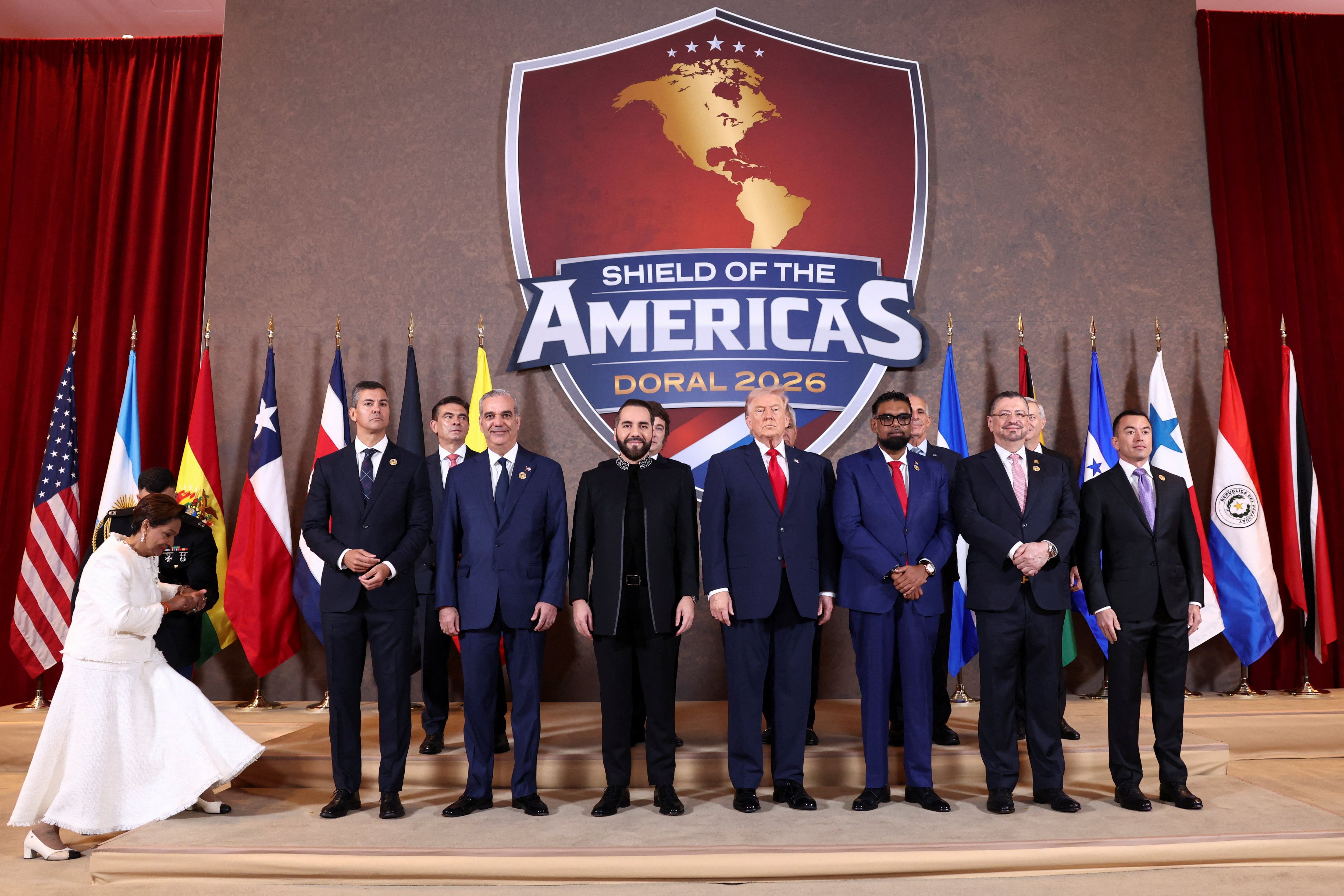 El presidente Donald Trump junto a sus aliados del Escudo de las Américas. En segunda línea, a la izquierda, se observa a Rodrigo Paz. Marzo de 2026. REUTERS/Kevin Lamarque