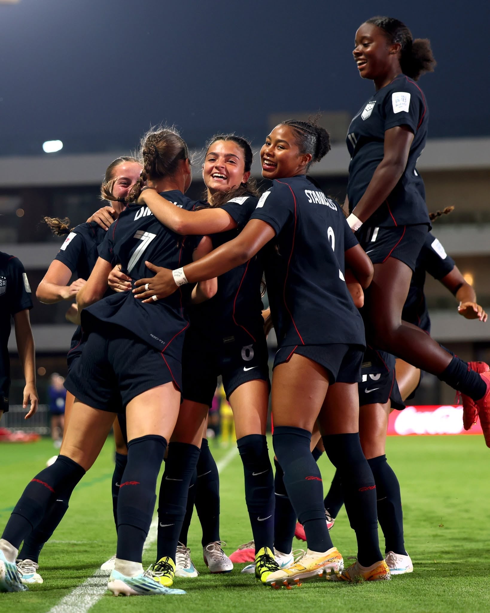La selección norteamericana celebró una victoria histórica (@USYNT)