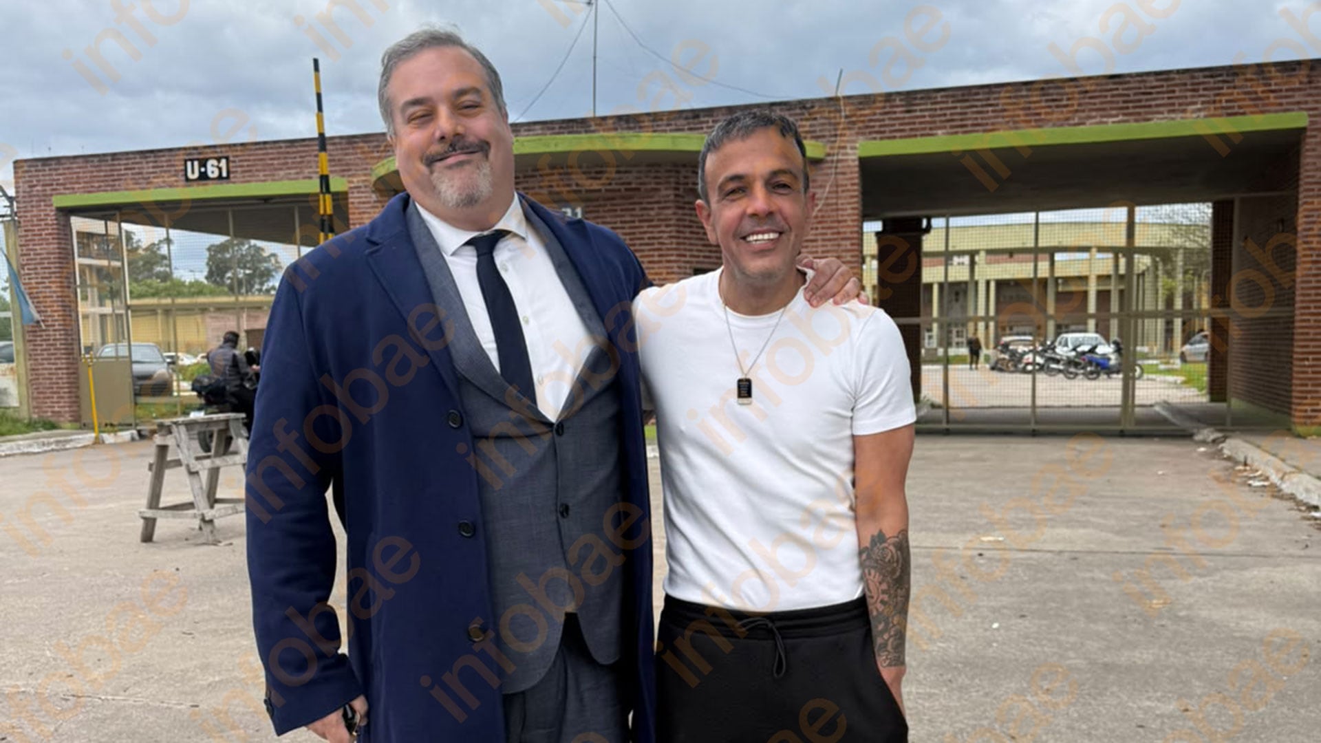 Nicolás Payarola con su abogado defensor, Gastón Marano a la salida de la cárcel de Melchor Romero, en La Plata, donde permanecía detenido desde diciembre de 2025