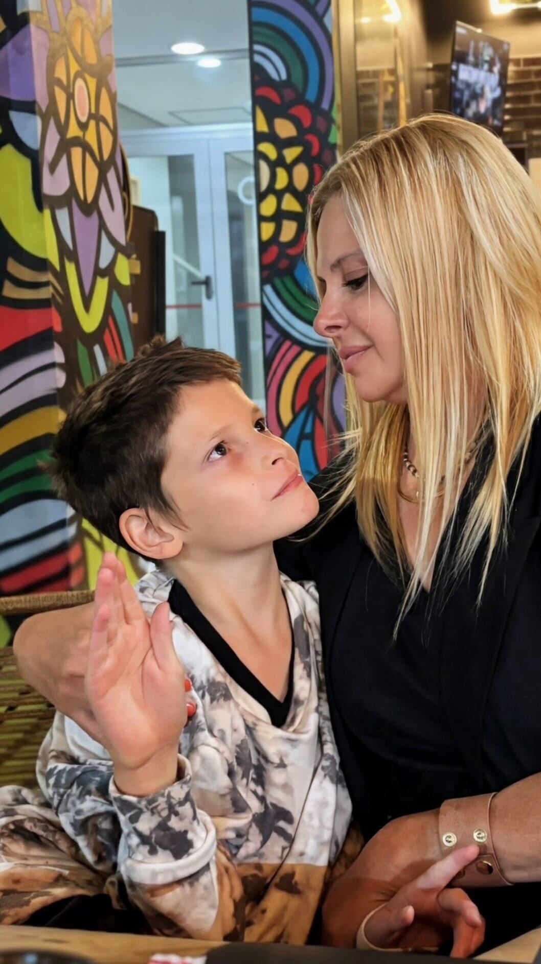 Fabiana Liuzzi abraza a su hijo Antonio Ventura mientras ambos se miran 
