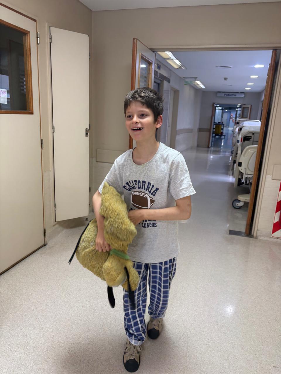 El niño Antonio Ventura camina sujetando un peluche por el pasillo del área de pediatría