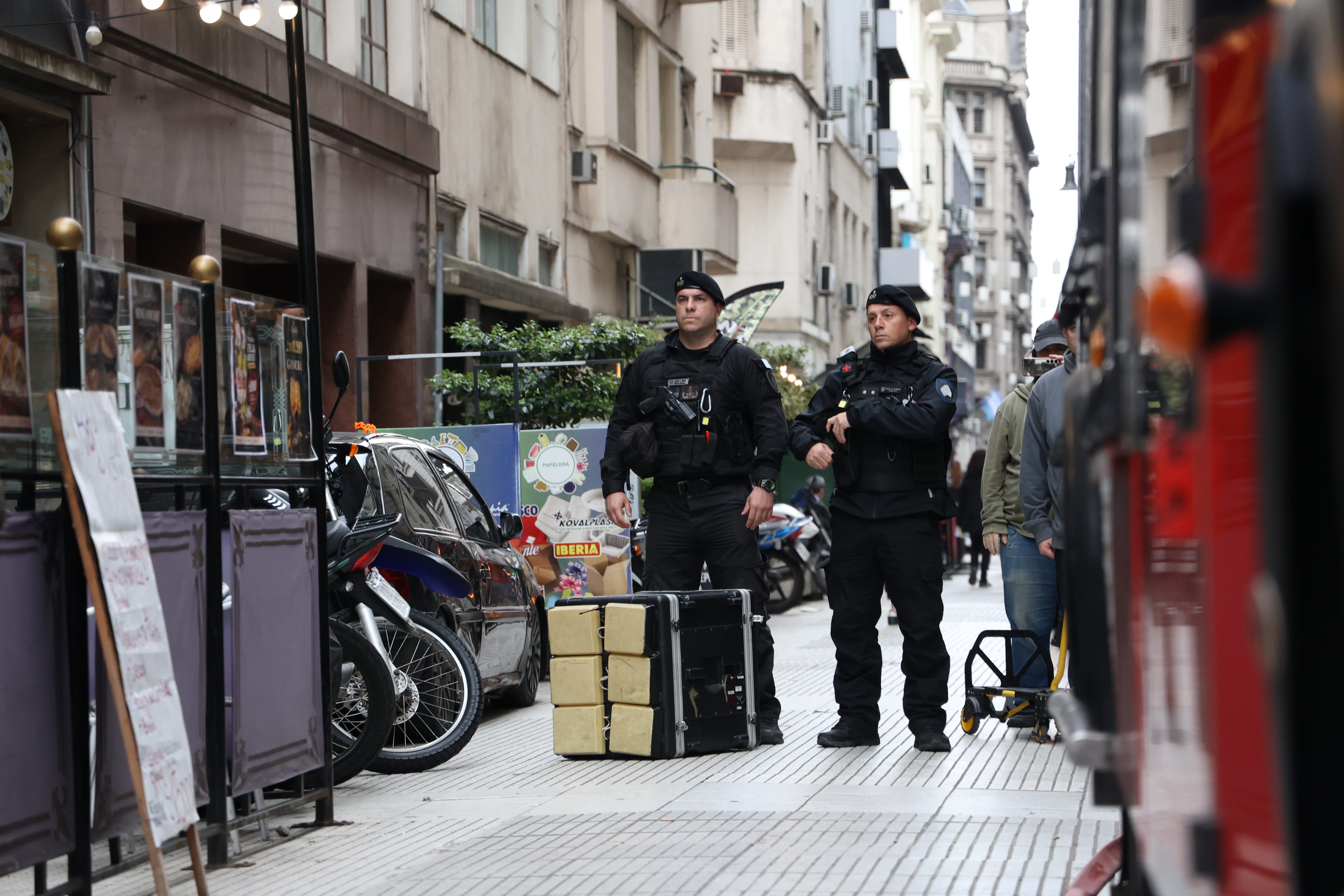 La Policía de la Ciudad desplegó un operativo en la dependencia de Lavalle al 400 y descartó la posibilidad de una fuga. (RSFotos)