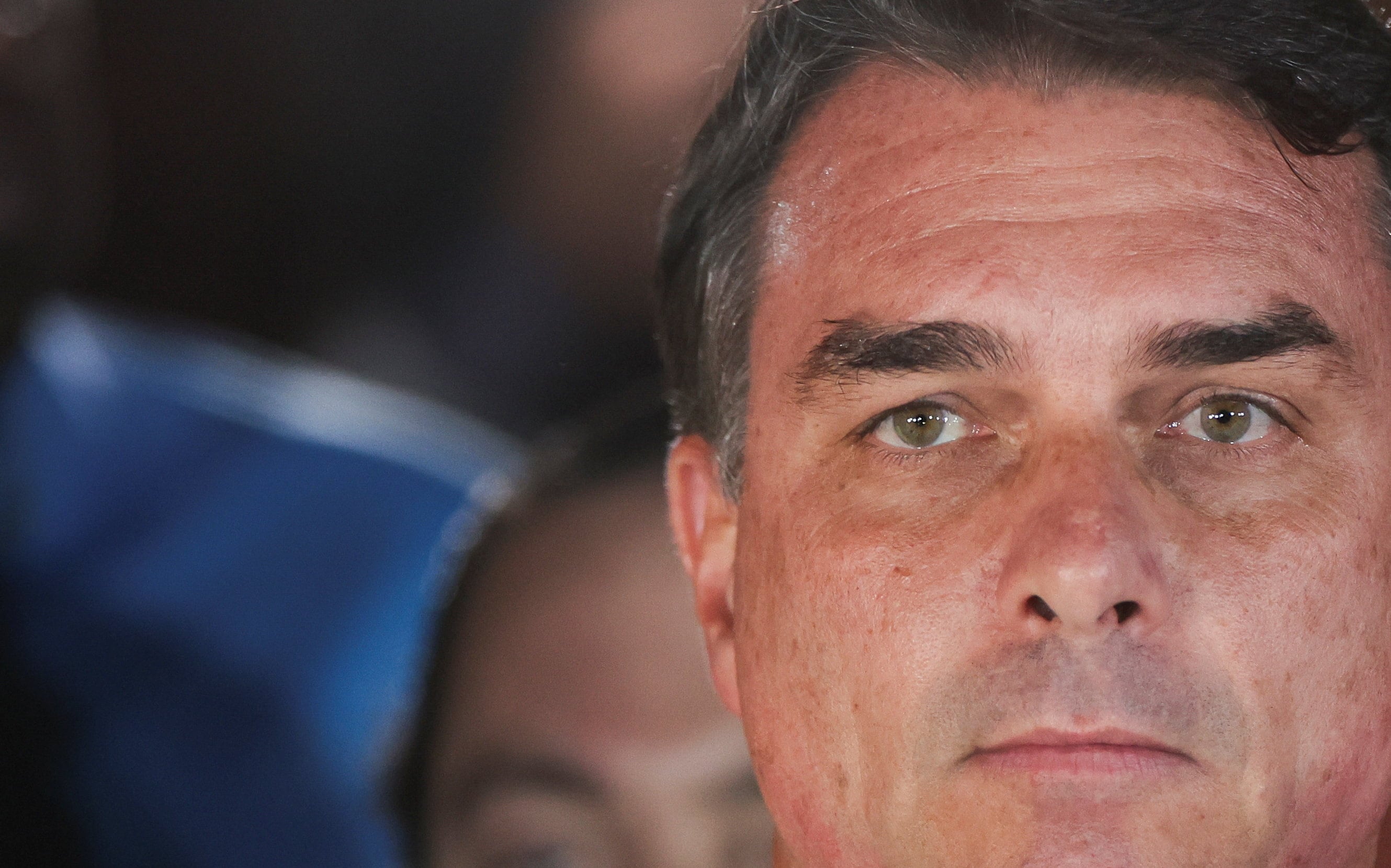 El lunes, Flávio Bolsonaro afirmó que agentes de la Policía Federal lo abordaron al salir de la casa de su padre, en Brasilia, para comunicarle una decisión atribuida al juez del Supremo Tribunal Federal Alexandre de Moraes (REUTERS)