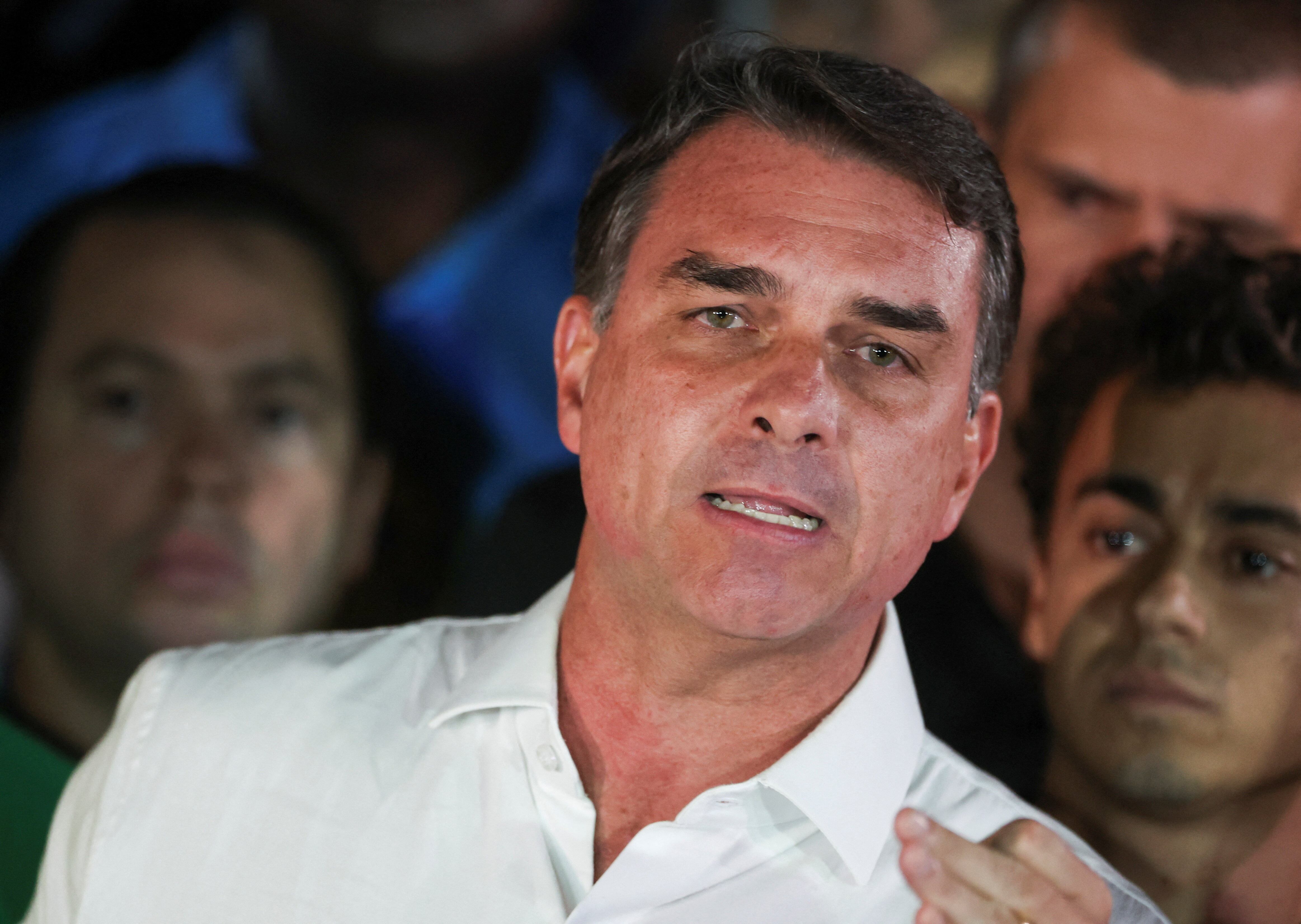 Flávio Bolsonaro habría salido de Brasil y viajaría a Estados Unidos en un vuelo privado (REUTERS)