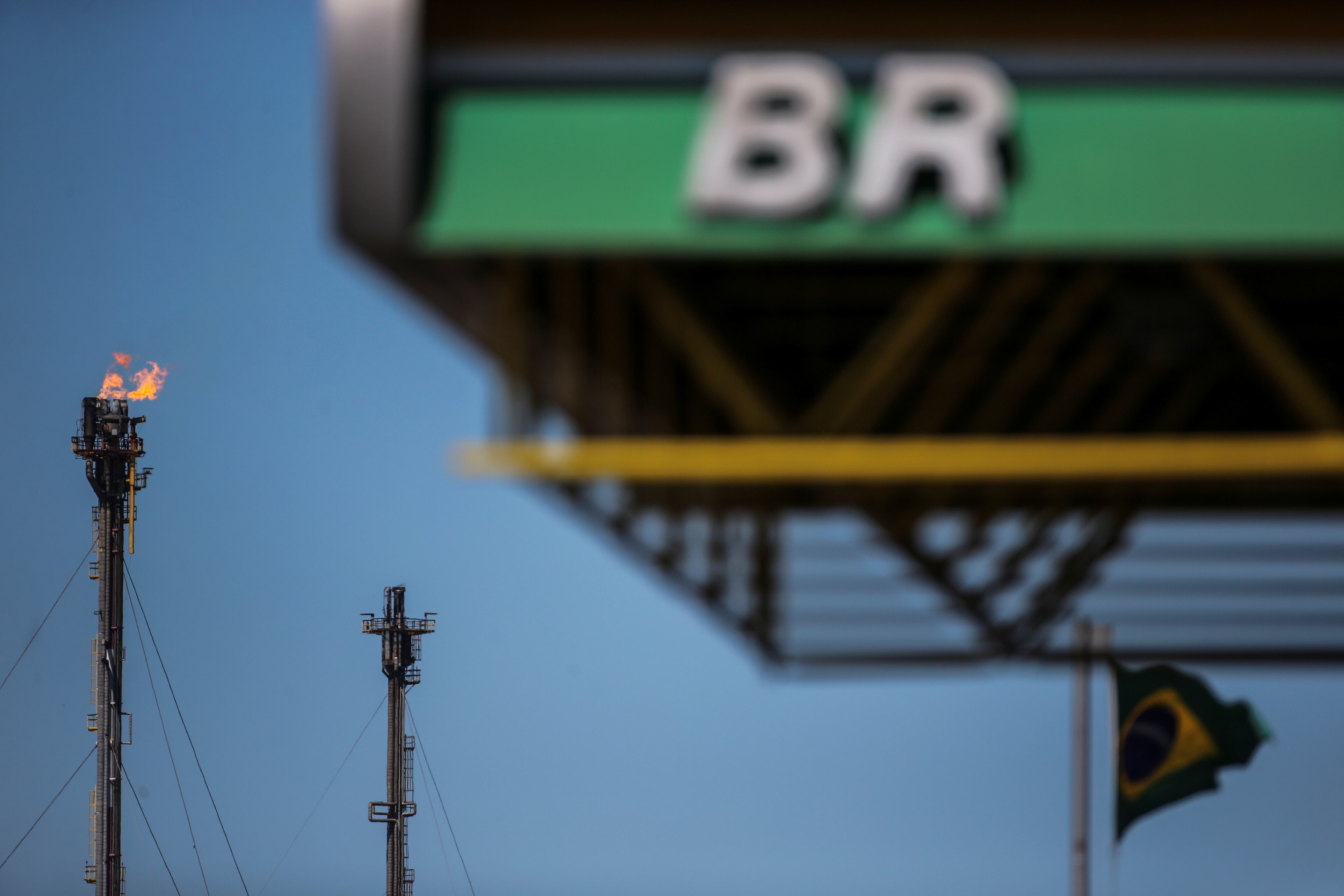 Las acciones de Petrobras, la petrolera estatal y mayor empresa de Brasil, también registraron una fuerte subida (REUTERS)