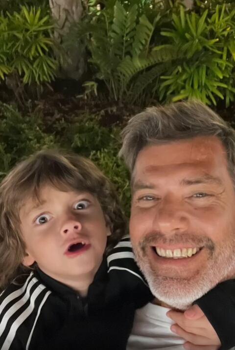 Felipe junto a su papá, Ramiro Ponce de León, haciendo muecas frente a la cámara