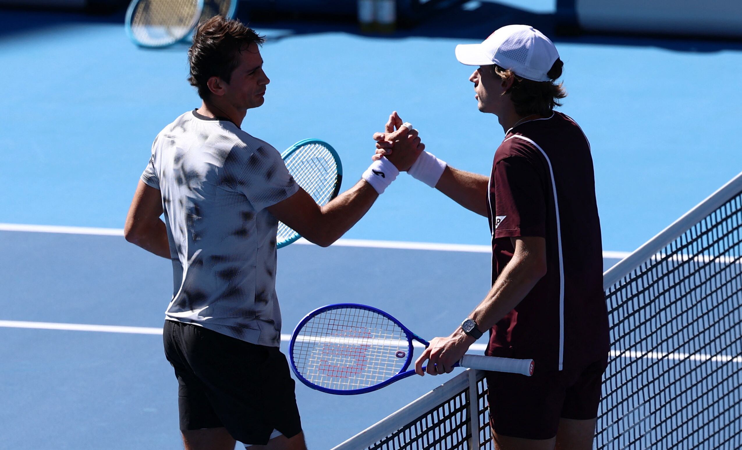 Mariano Navone y Alex de Miñaur se saludan luego del partido (Crédito: REUTERS/Tingshu Wang)