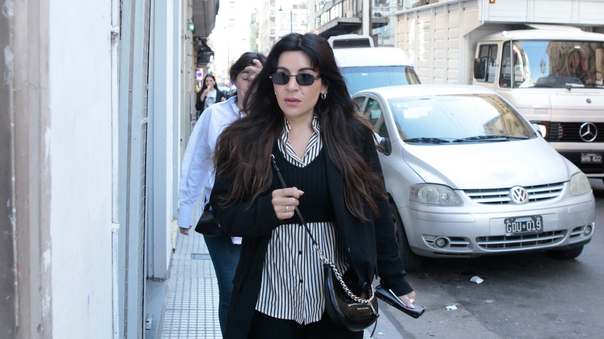 Gianinna Maradona llegando junto a Dalma al juicio por la muerte de su padre