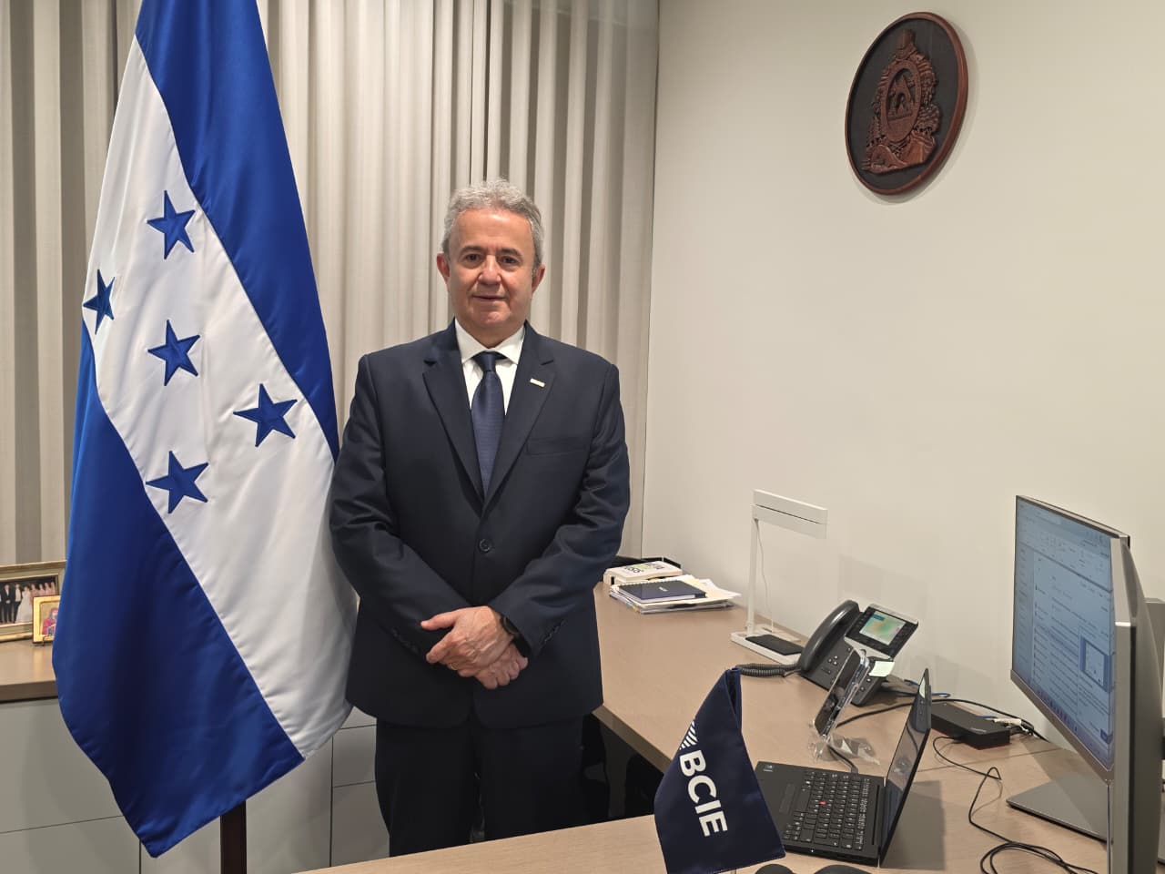 El director hondureño ante el BCIE sitúa la seguridad jurídica como prioridad para captar inversiones.