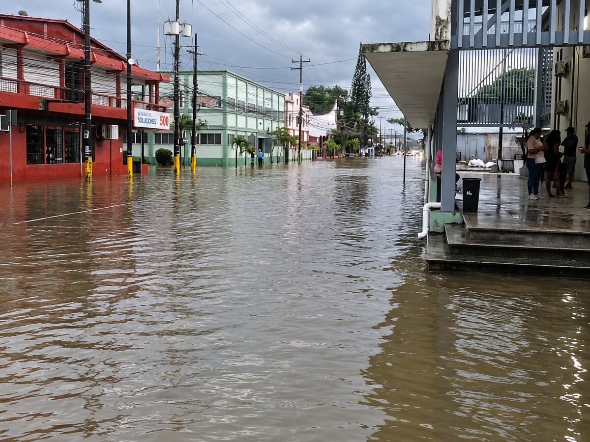 En algunos sectores residenciales, el agua acumulada alcanzó los accesos de viviendas. Copeco reportó lluvias moderadas en Puerto Cortés y precipitaciones débiles en otros municipios de la zona norte. (Foto: Cortesía redes sociales)