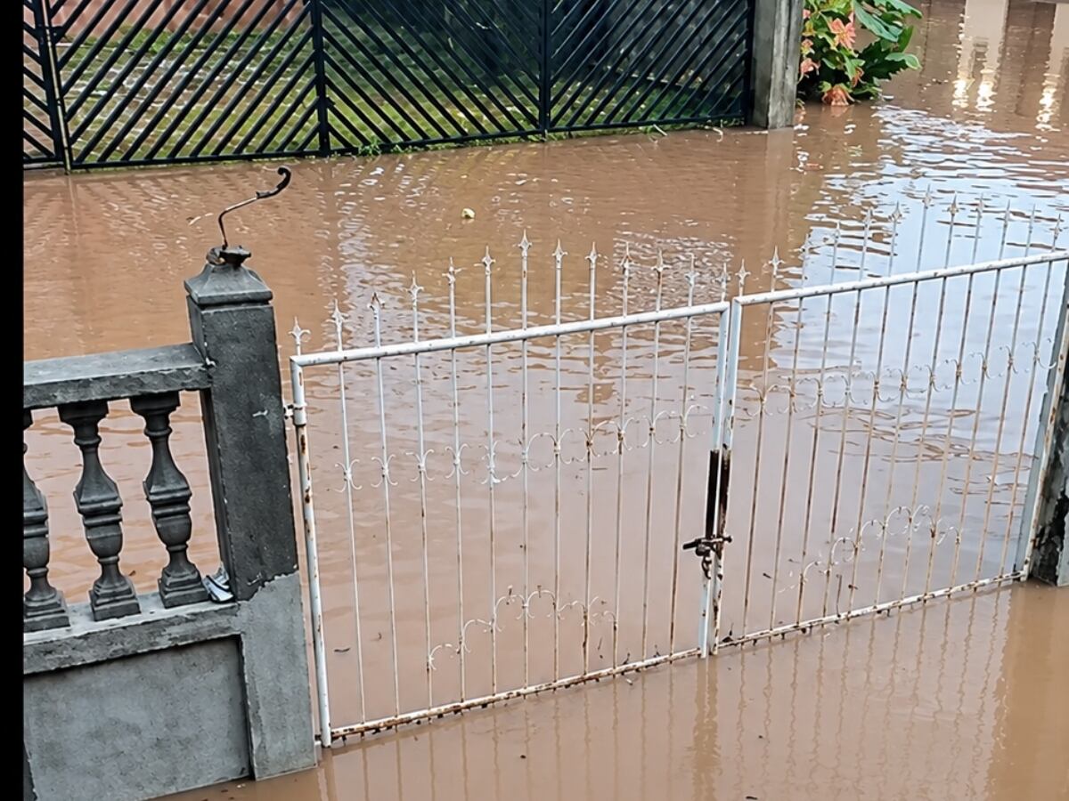 Honduras: Lluvias inundan calles de Puerto Cortés y dificultan el paso de vehículos en varios sectores