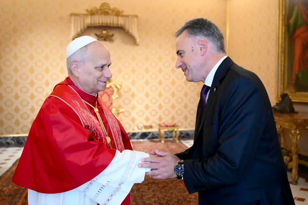 El Papa León XIV con el presidente uruguayo Yamandú Orsi (EFE)