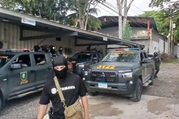 Investigan a dos policías por quedarse presuntamente con droga incautada en Honduras