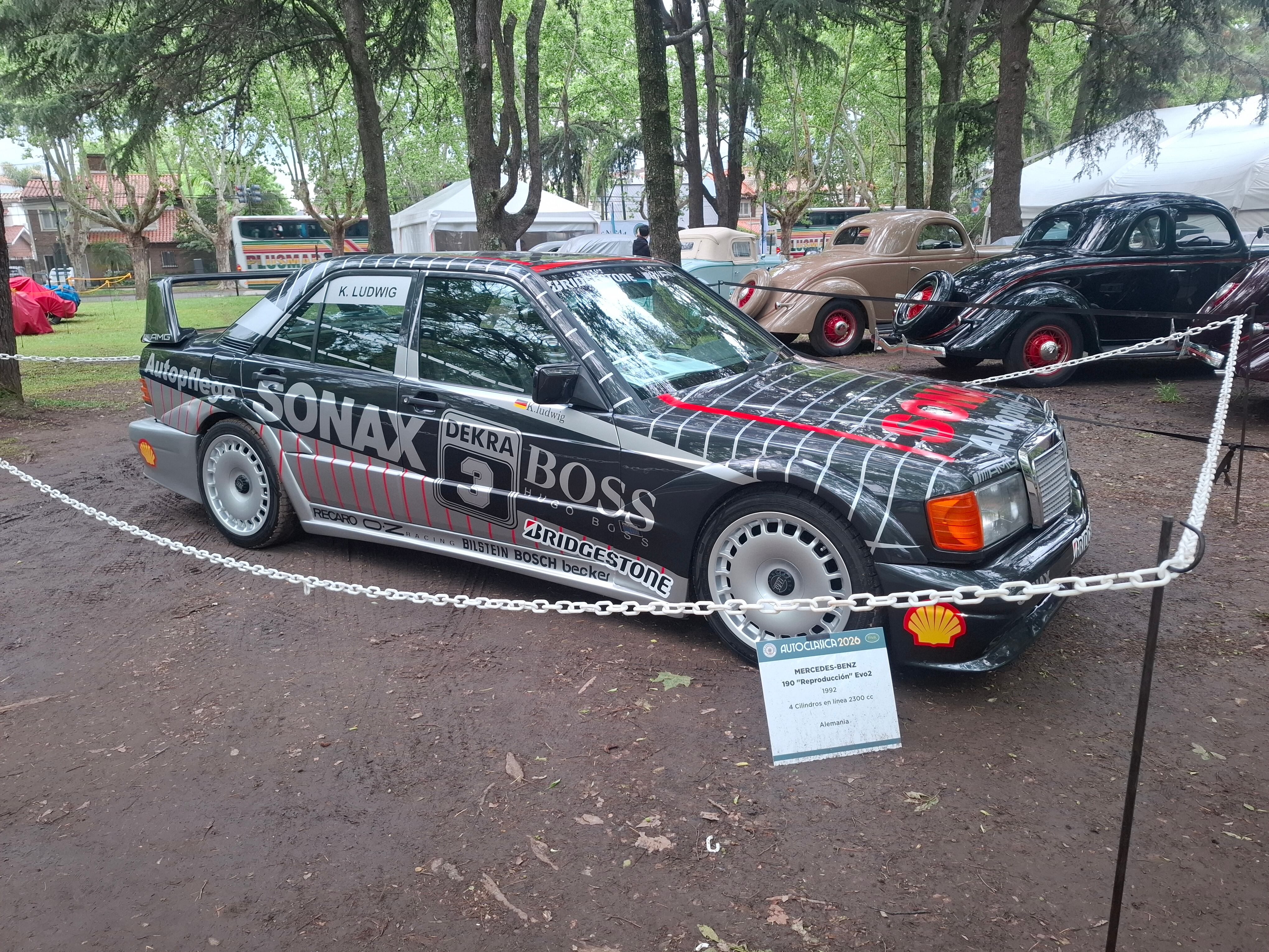 La reproducción de un Mercedes-Benz de DTM de 1992 de Klaus Ludwig