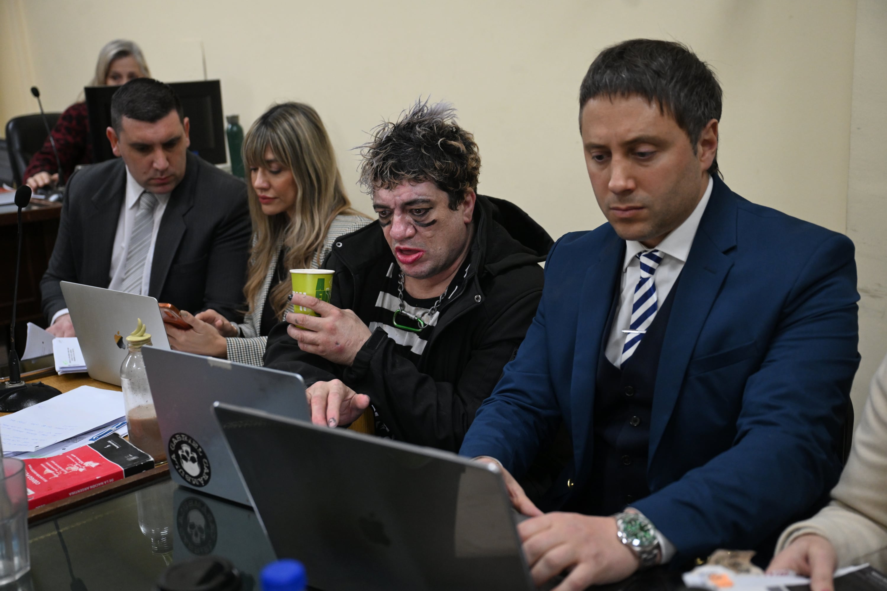 “Pity” junto a sus letrados, Luciana Comerci y Sebastián Queijeiro, cuando asistía a las audiencias de manera presencial. A la fecha, lleva 33 días internado y paticipa del juicio por zoom (Maximiliano Luna)