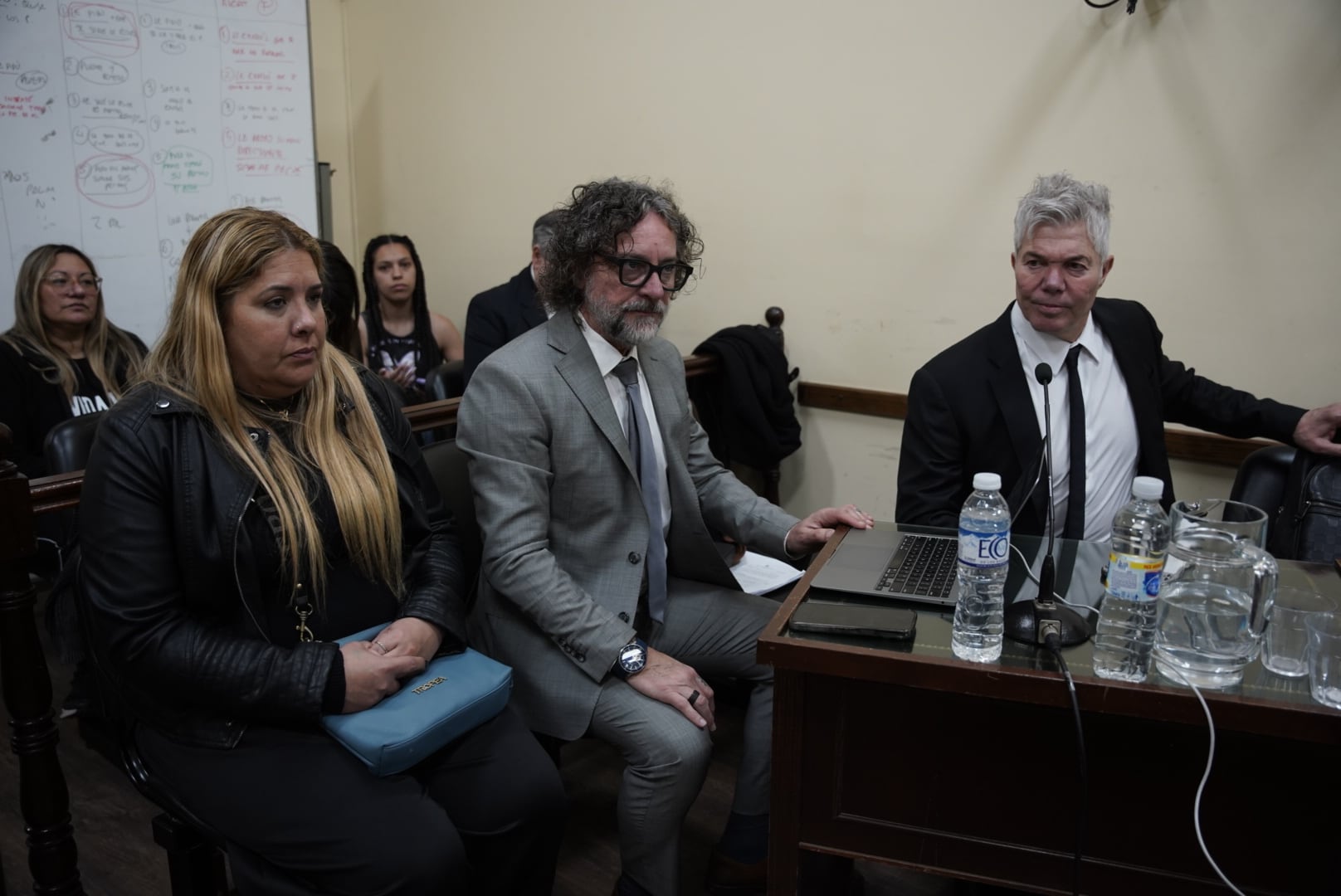 La querellante Verónica Román, madre de la segunda hija de Cristian Díaz, junto a sus abogados Fernando Burlando y Fabián Améndola (RsFotos)