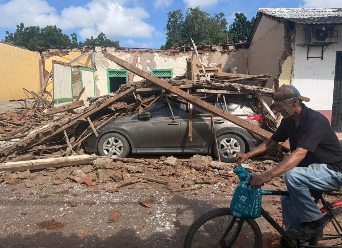 Los vecinos de Chitré improvisaron campamentos en la vía pública ante el temor a nuevas sacudidas. (Photo by DANIEL DE CARTERET / AFP)