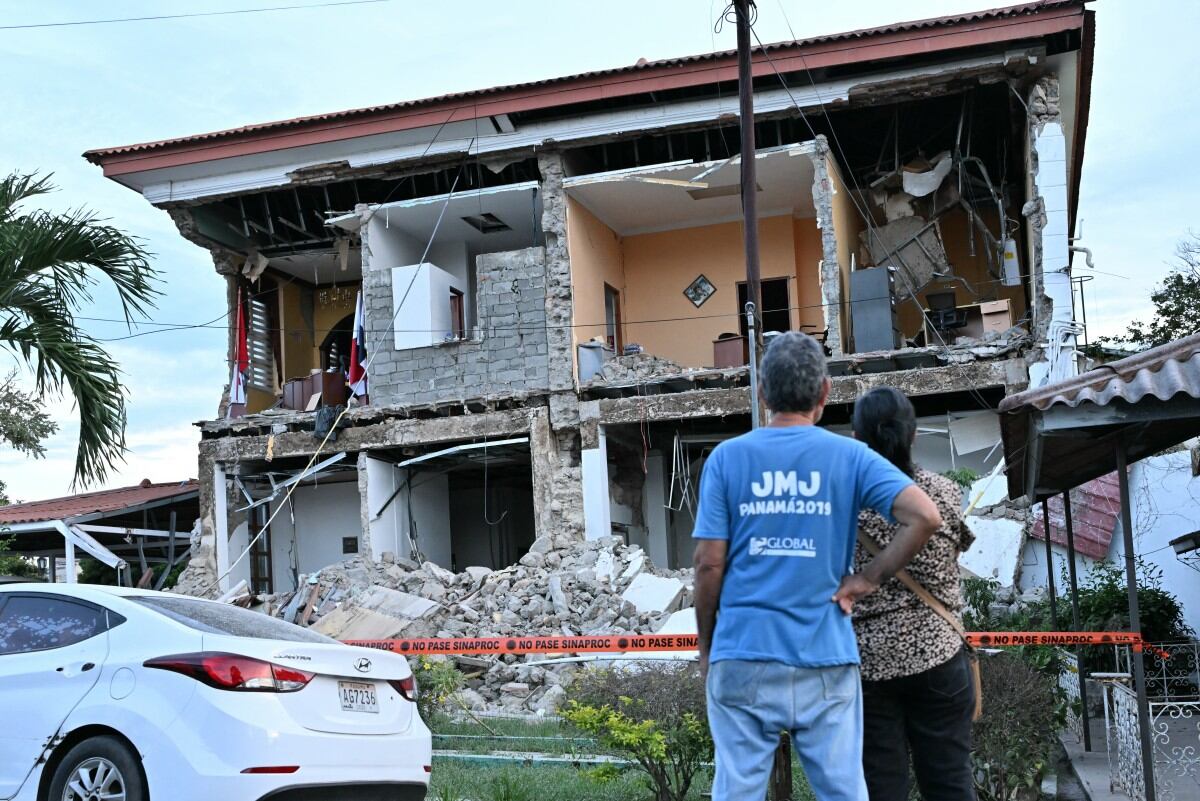 Cientos de familias permanecen a la intemperie en parques de Panamá tras el terremoto de magnitud 7.5. (Photo by MARTIN BERNETTI / AFP)