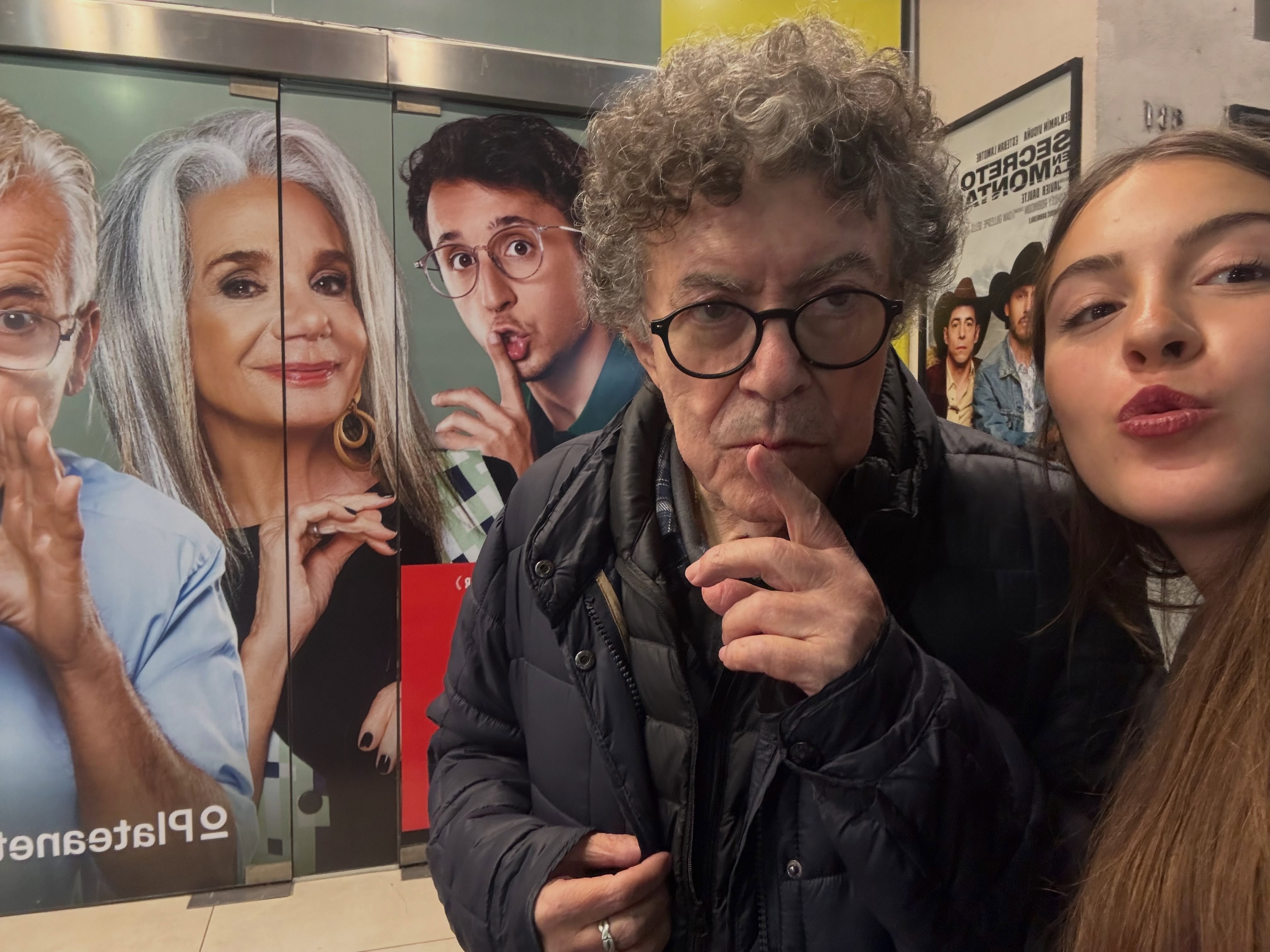 Fiorella posa junto a su padre Piero, en una salida teatral poco antes de su muerte