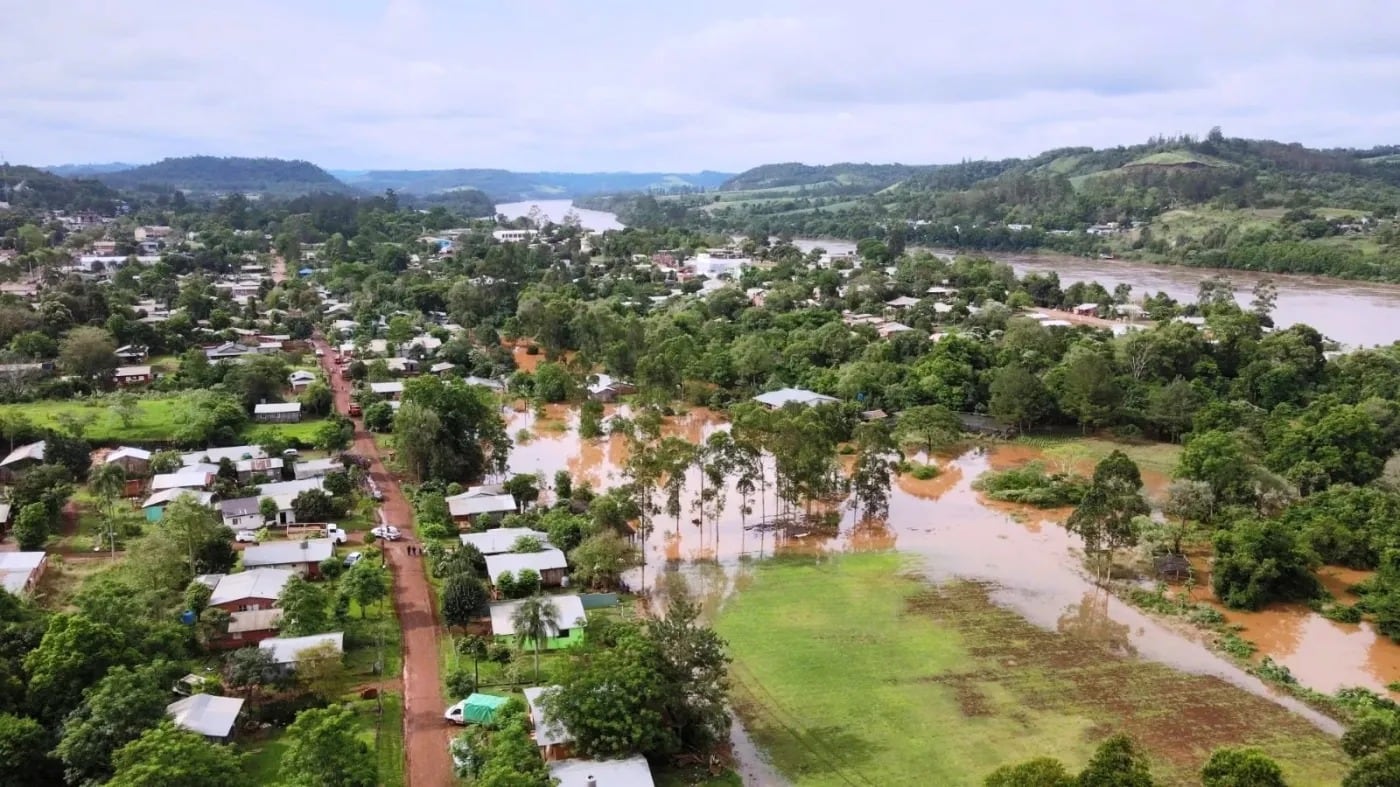 El municipio de Montecarlo y el Gobierno de Misiones acondicionan un camino alternativo de 12 kilómetros para asegurar la conectividad terrestre (Misiones Plural)