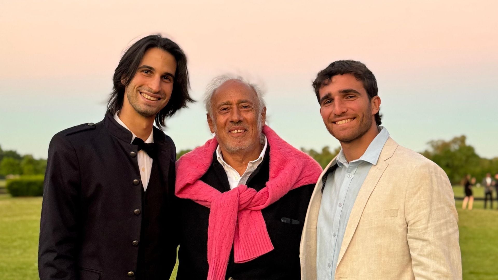 Gustavo Yankelevich rodeado por sus nietos Franco y Valentín