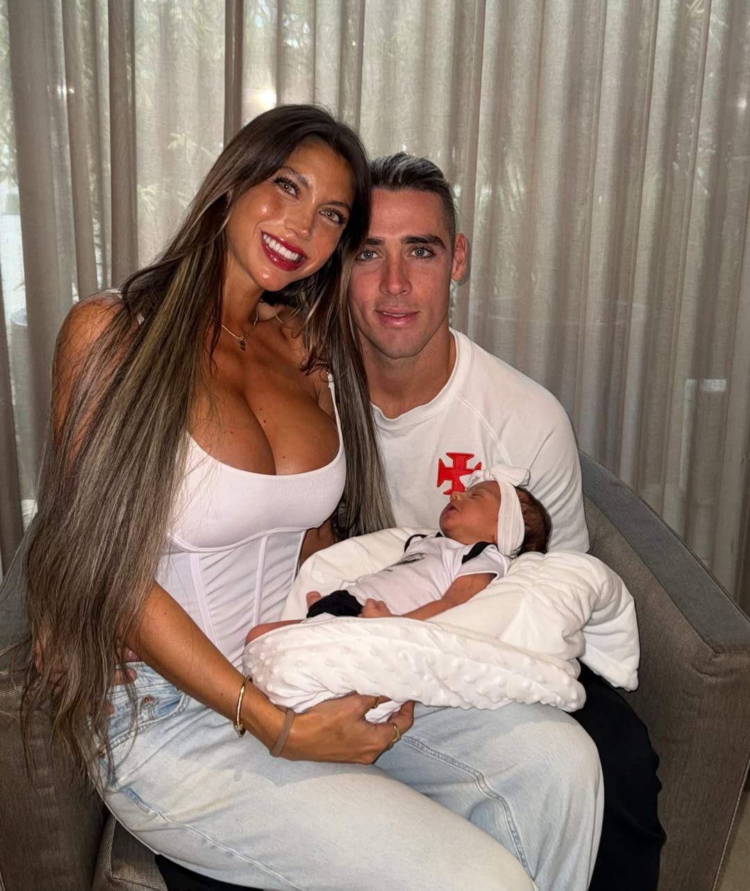 Cielo López y Claudio Spinelli posan junto a su bebé recién nacido en una fotografía familiar.