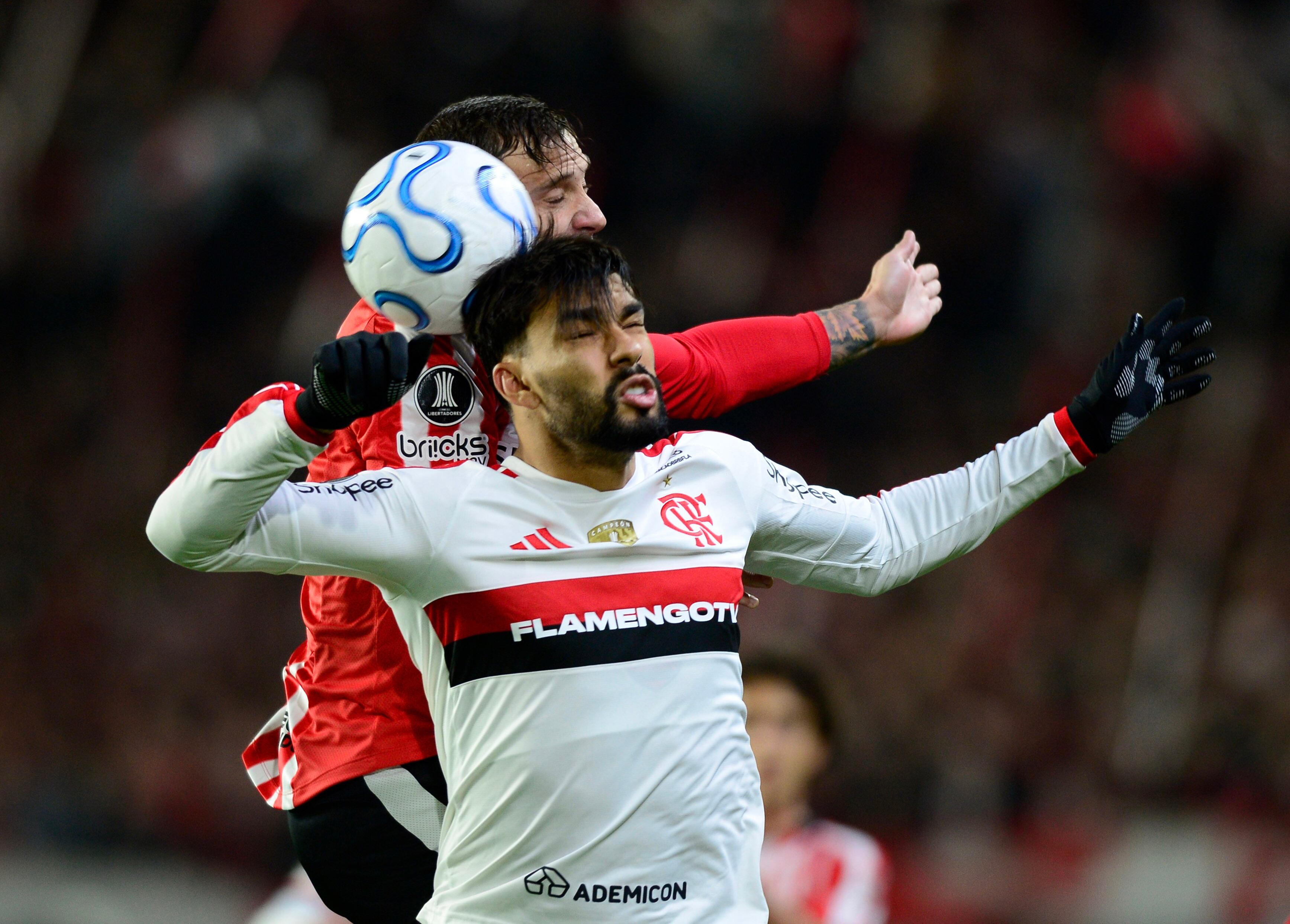 Lucas Paquetá debió ser expulsado en el duelo de ida de las semifinales de la Copa Libertadores ante Estudiantes de La Plata (Fotobaires)