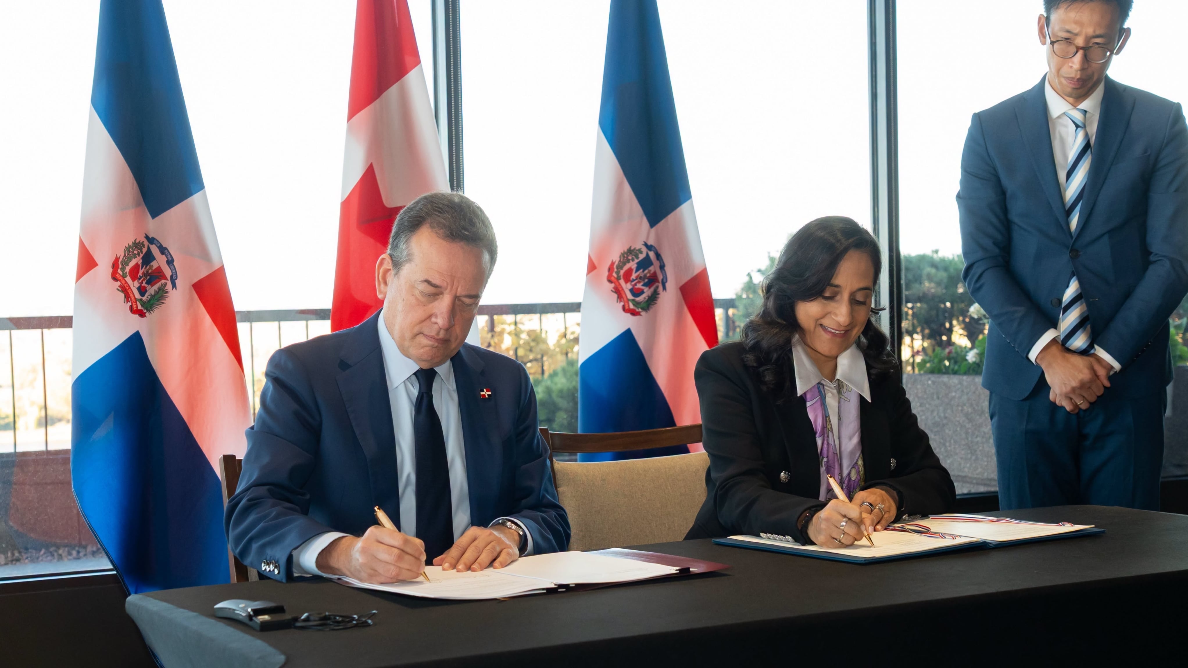 El canciller dominicano Víctor “Ito” Bisonó se reunió con la ministra Anita Anand en Ottawa; las delegaciones también analizaron inversión, cooperación, seguridad aérea y social, según informó la Cancillería dominicana (Foto cortesía Cancillería dominicana)