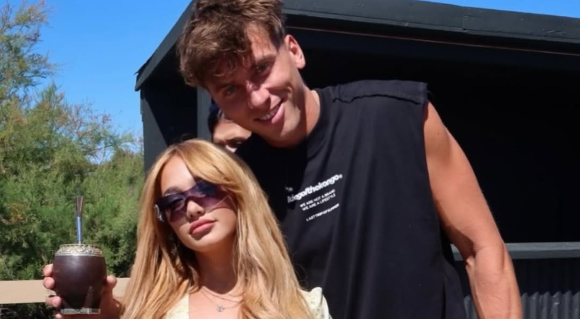 El influencer acompañó su visita a la cancha con un detalle dedicado a la cantante y terminó sorprendiéndola con su canción en el estadio