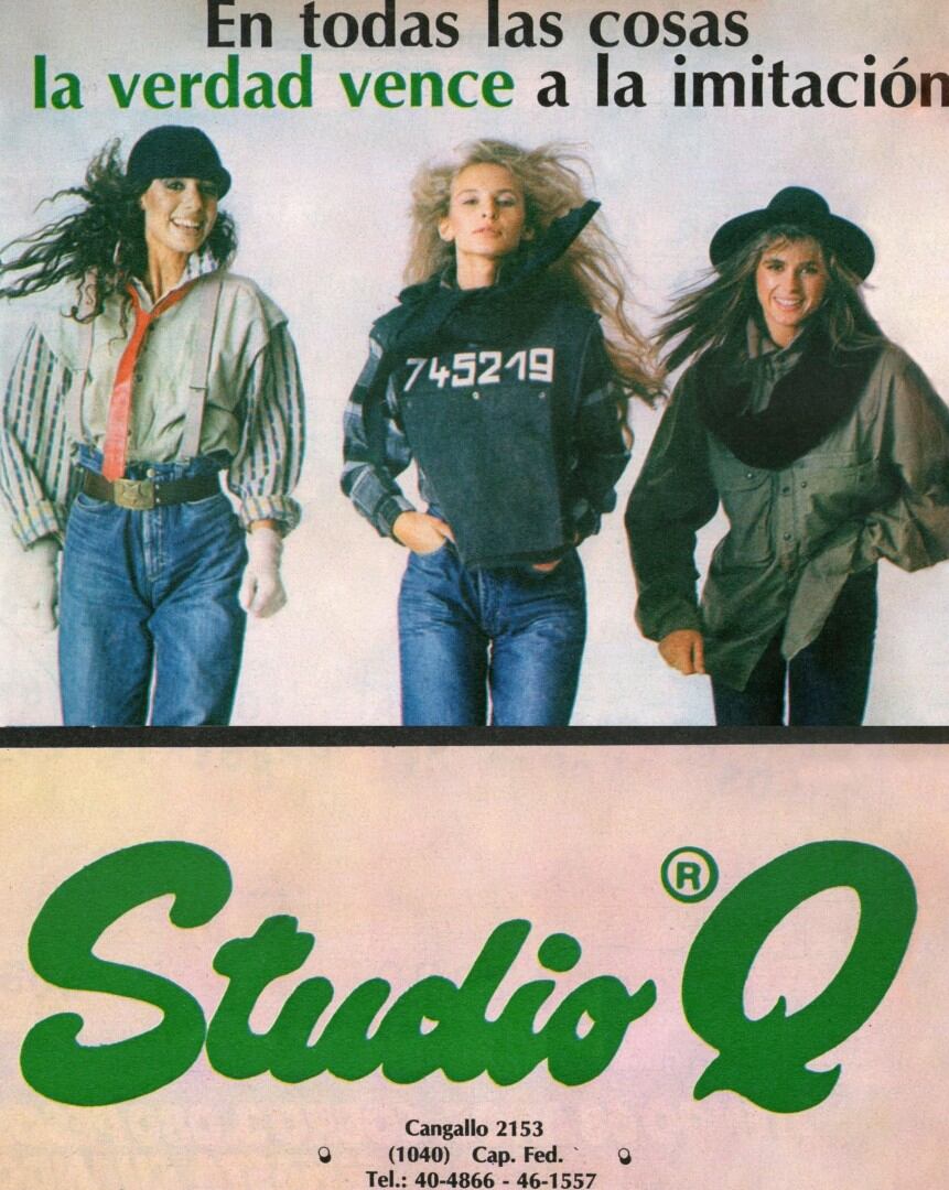 Las modelos Noelle Balfour y Karina Rabolini posan en una campaña publicitaria de la marca de indumentaria Studio Q lanzada en 1985.