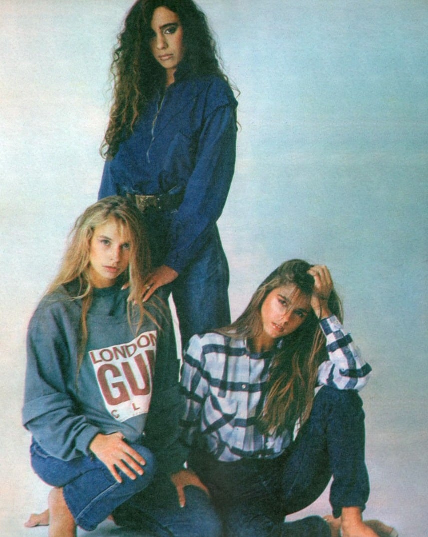 Las modelos Noelle Balfour y Karina Rabolini posan junto a otra joven en una producción de moda de 1985.