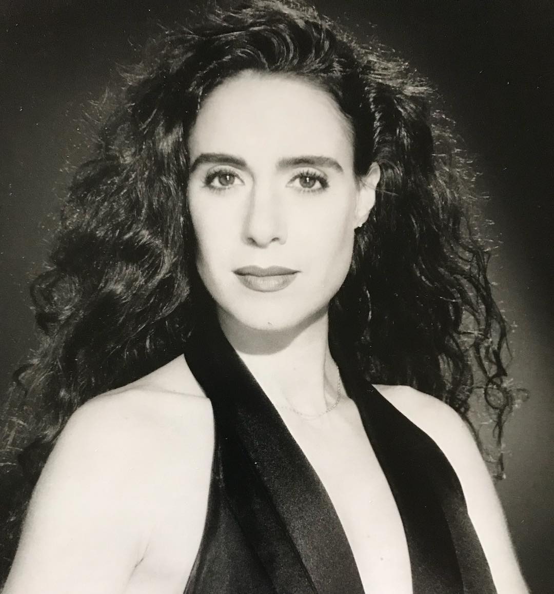 Noelle Balfour posa para un retrato fotográfico en blanco y negro durante una sesión realizada en 1993.