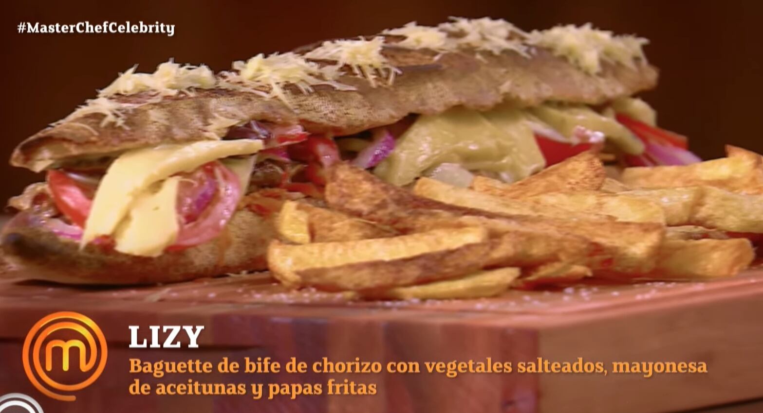 La preparación incluyó carne, vegetales, mayonesa casera, aceitunas y papas fritas