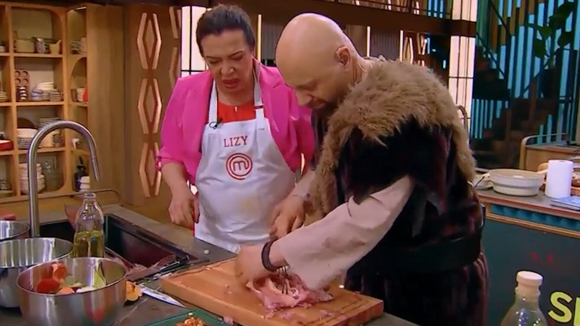 Lizy presentó un guiso de corvina mora en una vasija de calabaza cabutia ahumada
