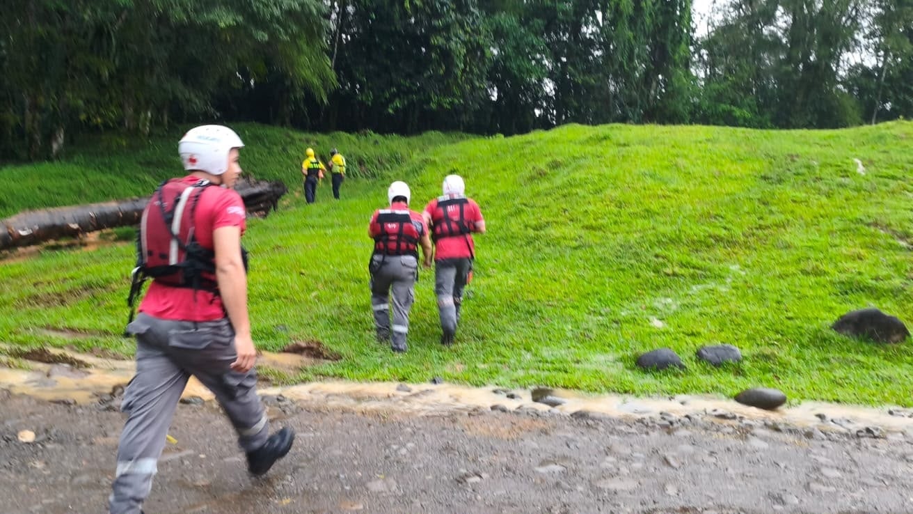 Inundaciones, deslizamientos y ríos crecidos mantienen en alerta a varias provincias. Heredia concentró la mayor cantidad de avisos, mientras rescatistas atendían grupos aislados en Alajuela y San José (Foto cortesía CRC)