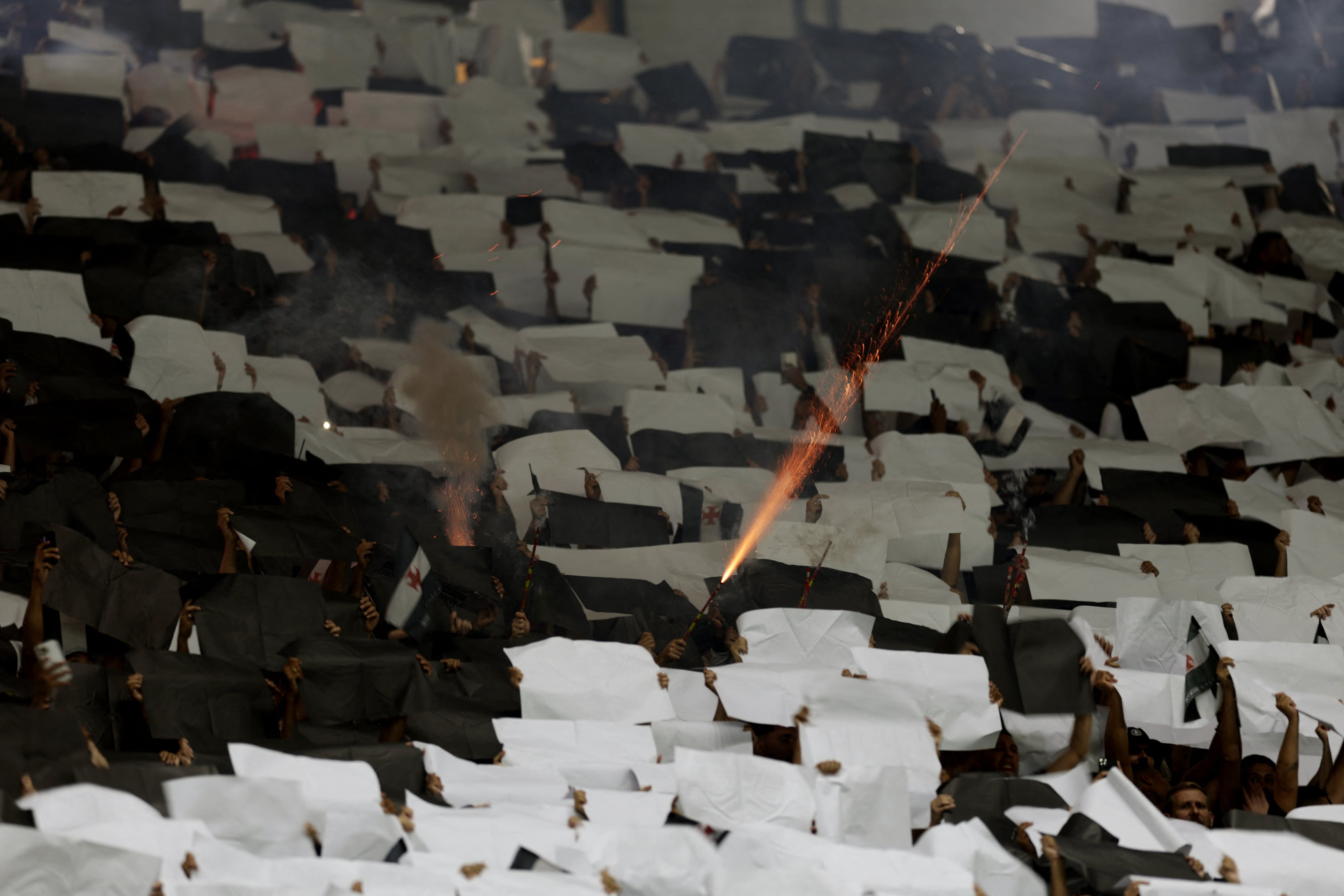 Mosaico, banderas y bombas de estruendo: el repertorio de la fiesta que armó Vasco da Gama en el Maracaná (REUTERS/Ricardo Moraes)