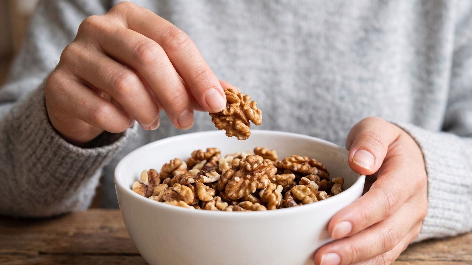 Un pequeño puñado de nueces reúne melatonina, triptófano y ácidos grasos omega-3 de origen vegetal. (Imagen Ilustrativa Infobae)