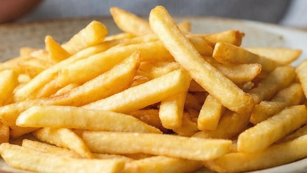 Las galletas y las papas fritas agregadas a la ensalada provocan un aumento repentino del azúcar en sangre (Imagen Ilustrativa Infobae)