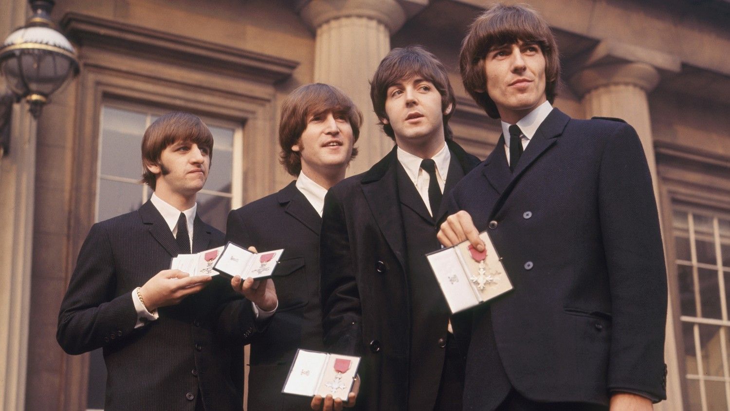 Los Fab Four con sus medallas. Paul y George las lucen en la tapa de