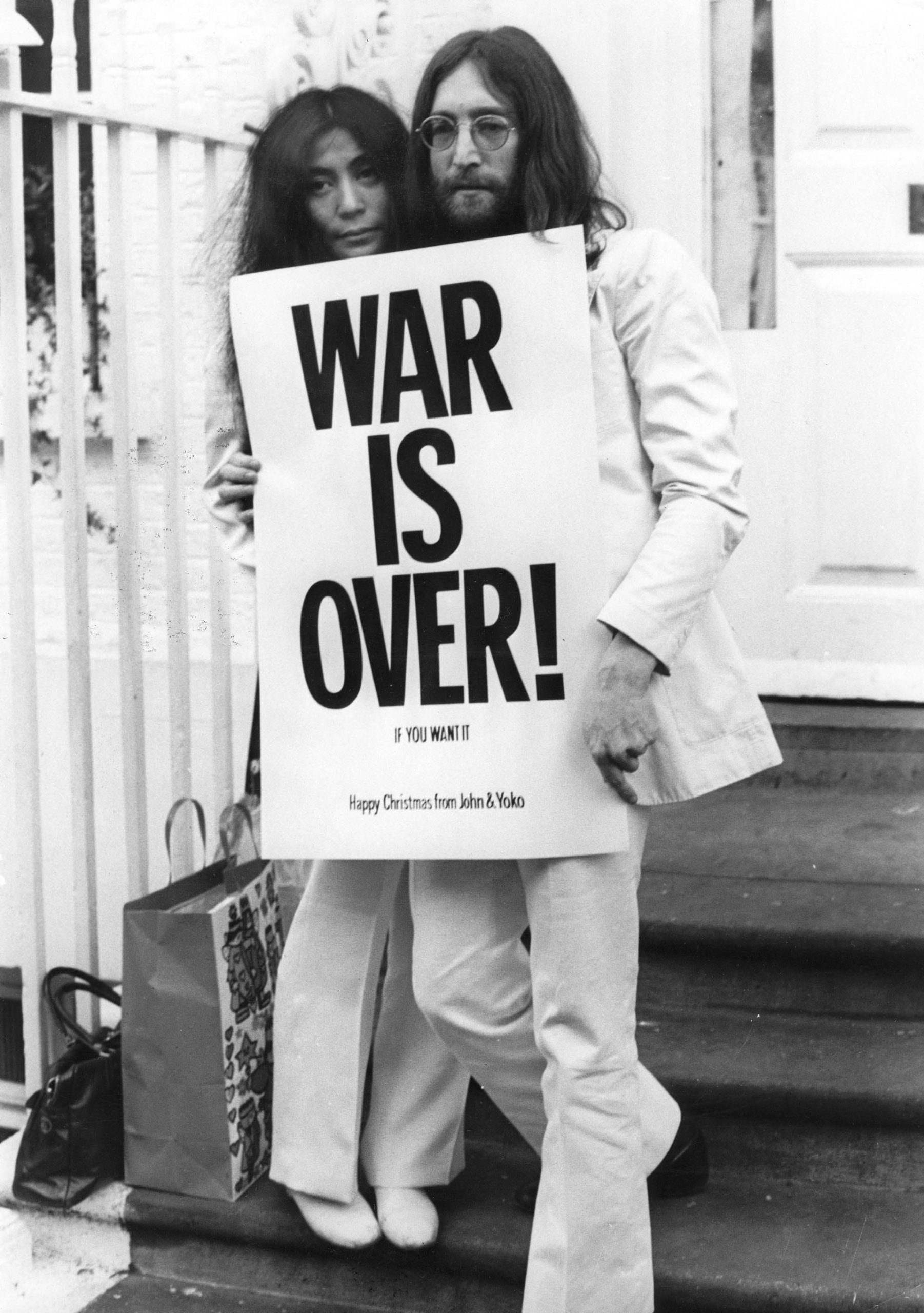 Los Beatles y la reina Isabel II, entre el amor y el odio: humo de marihuana en Buckingham y una carta de Lennon de 70.000 dólares