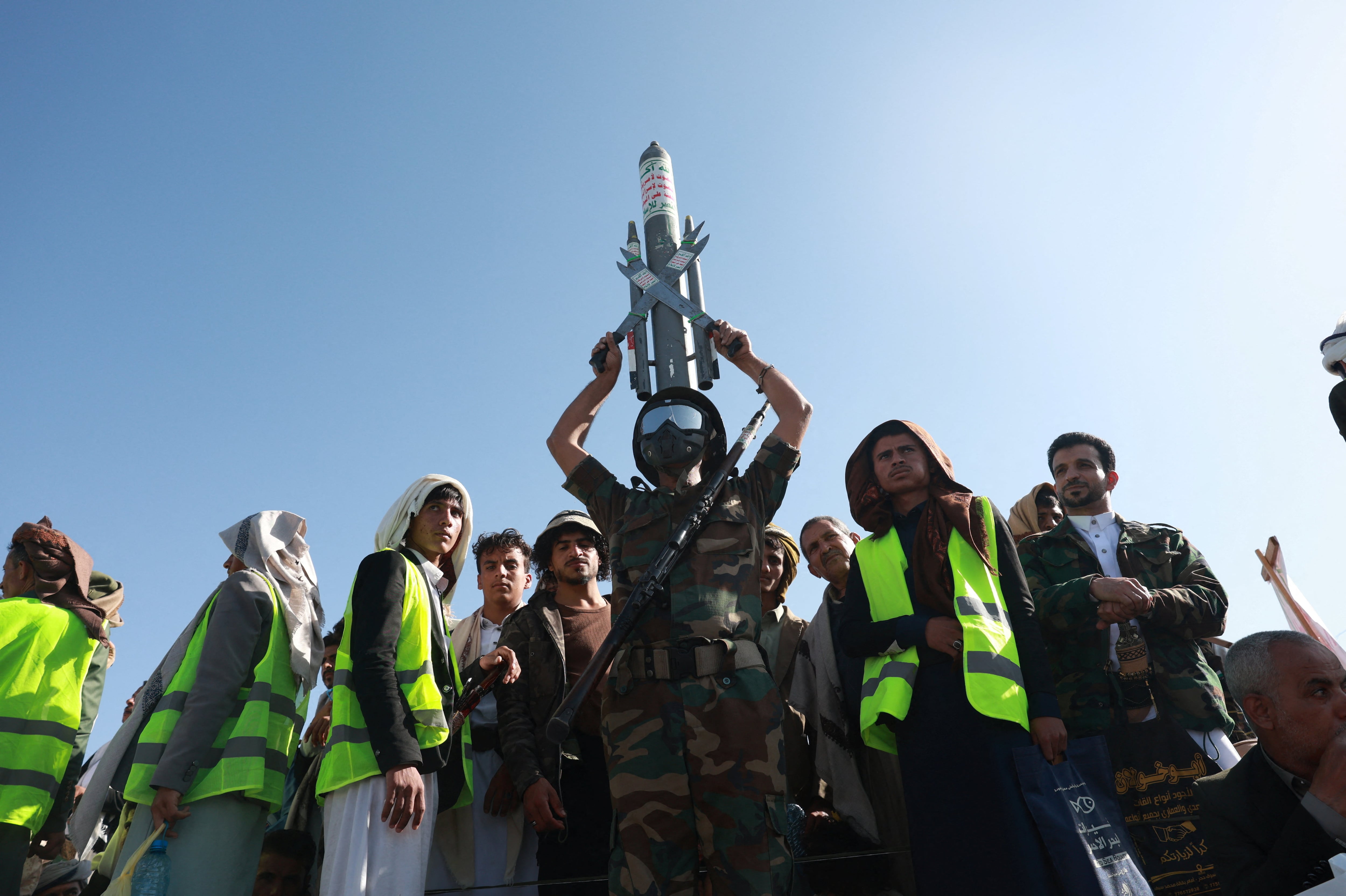 Un partidario hutí vestido con uniforme militar sostiene una réplica de un misil mientras se une a otros seguidores, Saná, Yemen, 9 de octubre de 2026 (REUTERS/Mohammed al-Mahdi)