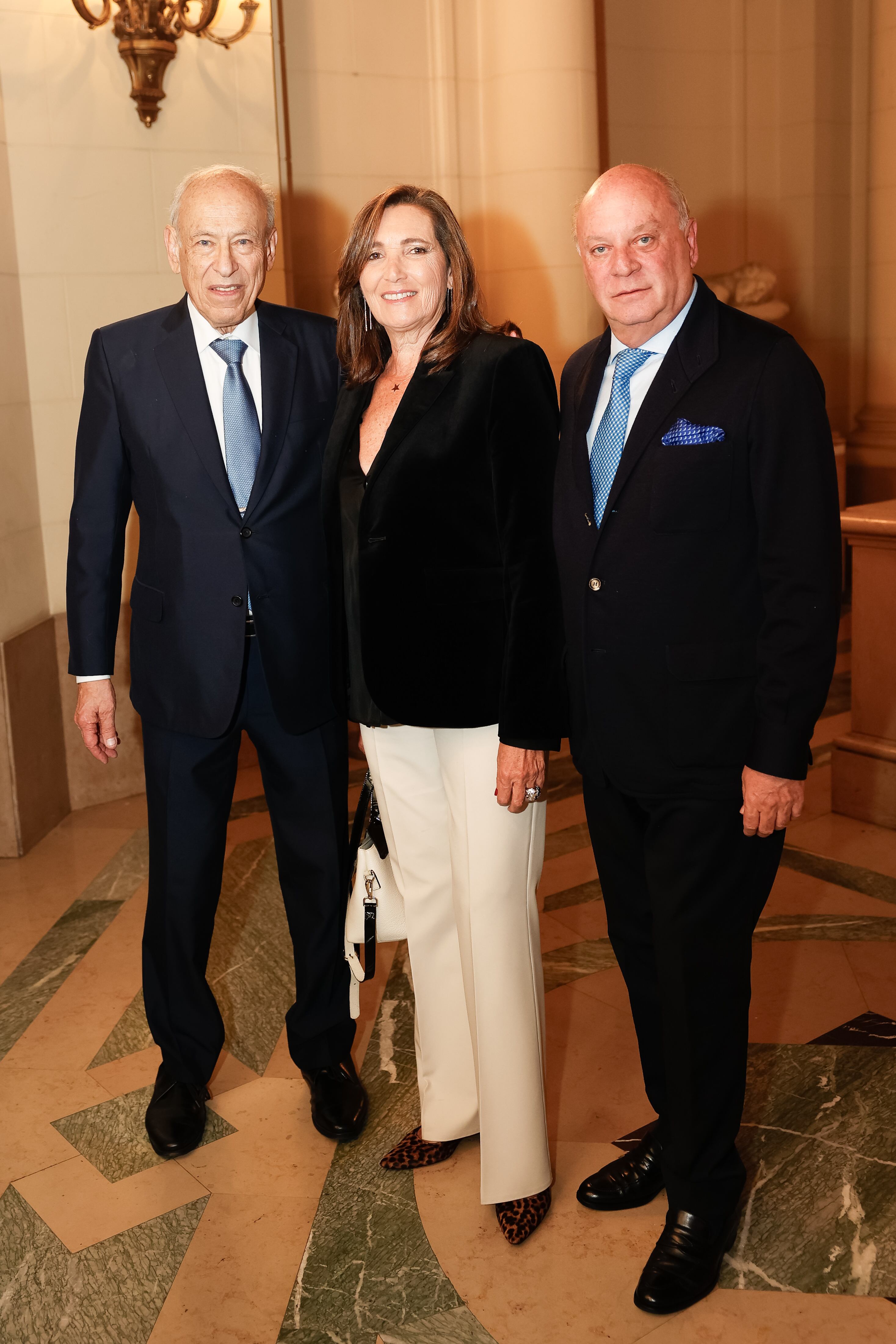 Ovsejevich junto a Dora Sánchez y Martín Cabrales 