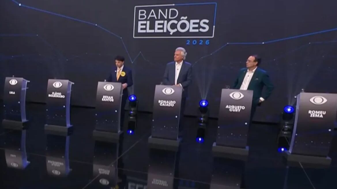 Candidatos políticos ocupan sus atriles en un estudio de televisión durante el primer debate de la cadena Band para las elecciones de 2026 en Brasil. Lula da Silva y Flávio Bolsonaro se ausentaron (Archivo)