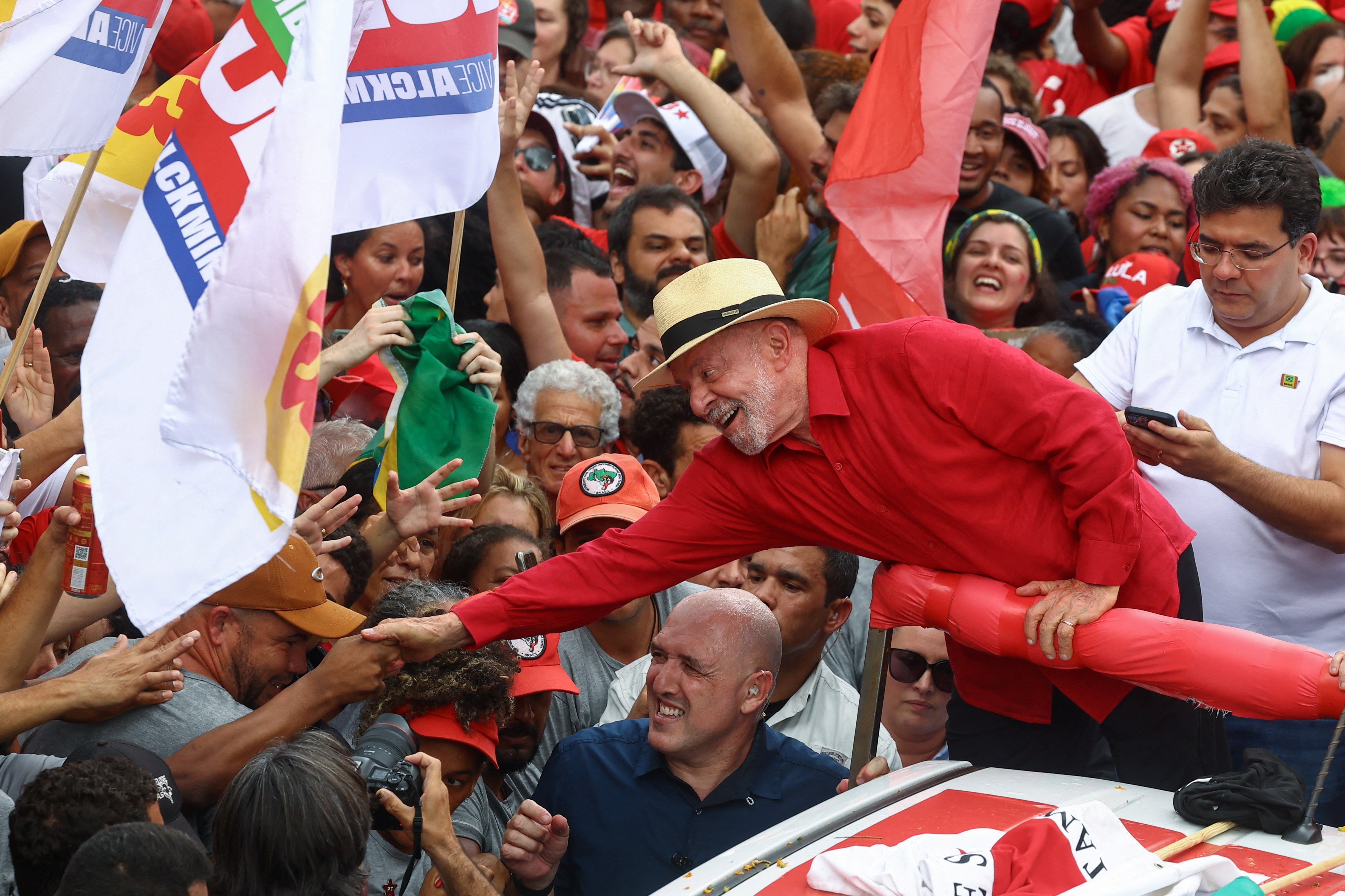El presidente brasileño Luiz Inácio Lula da Silva, candidato del Partido de los Trabajadores (PT) que busca la reelección, asiste a un acto de campaña de cara a la segunda vuelta electoral, en Juiz de Fora, estado de Minas Gerais, Brasil, el 16 de octubre de 2026 (REUTERS/Pilar Olivares)