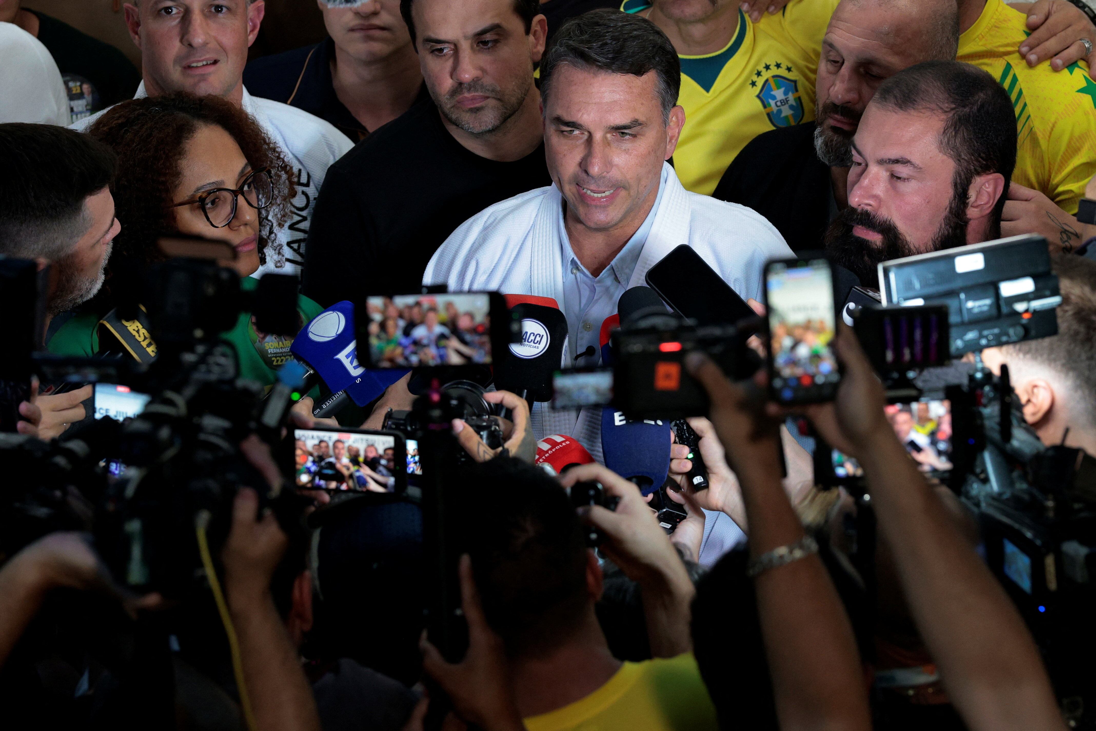 El candidato presidencial brasileño Flavio Bolsonaro, del Partido Liberal (PL), habla con los periodistas durante un acto de campaña en Alliance Jiu Jitsu en São Paulo, Brasil, el 29 de septiembre de 2026 (REUTERS/Brian Snyder)